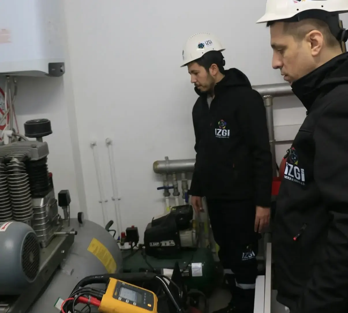 İzgi Enerji ekibinin kompresör odasında enerji ölçümü