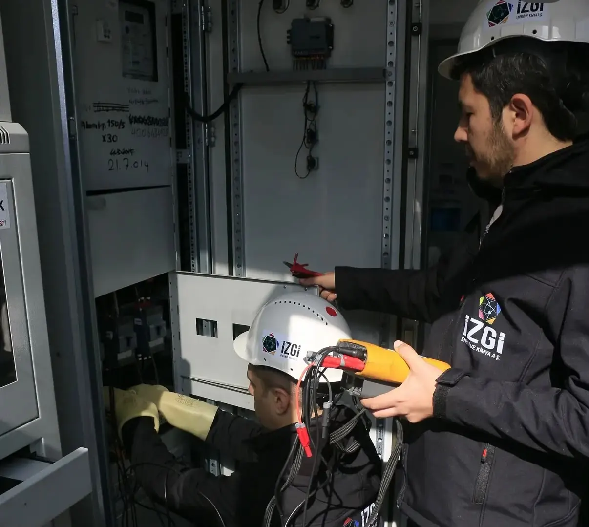 İzgi Enerji baret ve ceket baskısı görünen pano kontrolü