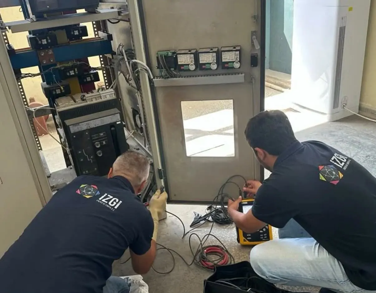 İzgi Enerji baskılı saha ekibiyle elektrik panosu ölçümü